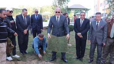 رئيس جامعة سوهاج يشارك في زراعة 1000 متر نجيل 