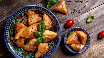 مقبلات سريعة| طريقة عمل سمبوسة بالجبنة والبسطرمة