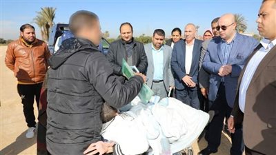 محافظ بني سويف يستمع لطلب أسرة للمساعدة ويكلف مكتبه بالمتابعة