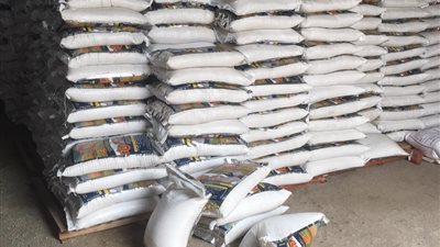 محافظ الإسماعيلية:ضبط ٨٢٦ طن أرز و٢٣٣ طن سكر بأحد المخازن فى القنطرة  غرب بالإسماعيلية 
