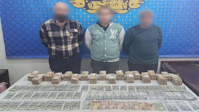ضبط ثلاثة أشخاص لقيامهم بالإتجار غير المشروع بالنقد الأجنبى