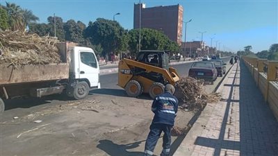 حملة لرفع المخلفات بطريق مصر اسوان الزراعي بدشنا 
