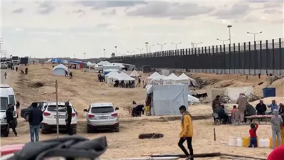 نازحون فلسطينيون يصرخون من المعاناة قرب الحدود المصرية.. فيديو