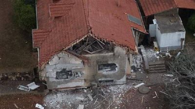 إعلام عبري ينشر صورة مبنى إسرائيلي أصيب بصواريخ حزب الله.. صورة