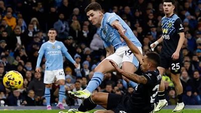 مانشستر سيتي يتقدم على بيرنلي بثنائية الفاريز في الشوط الأول