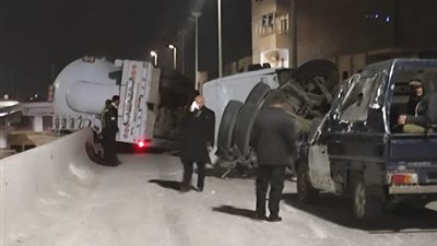 انقلاب سيارة نقل مواد بترولية علي كوبري بأسيوط