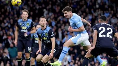 مانشستر سيتي يسقط بيرنلي بثلاثية رائعة في الدوري الإنجليزي 