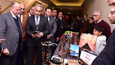 بالصور.. وزير العمل ومحافظ القاهرة يفتتحان معرضًا لمنتجات مركز تدريب مهني