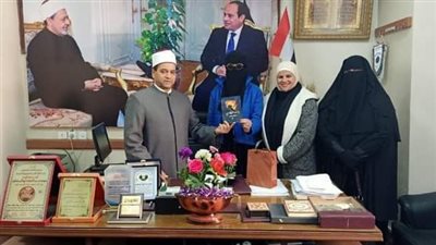 الأزهر يكرم طالبة ألفت كتاب في علم النفس بمعرض الكتاب 