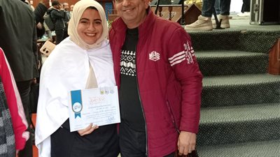 طالبة تهدى والدها شهادة تقدير بملتقى ابداع بجامعة بنها