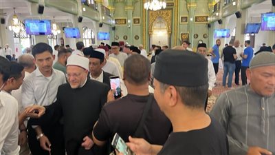 مفتي الجمهورية يؤم المصلين في صلاة الجمعة بمسجد 