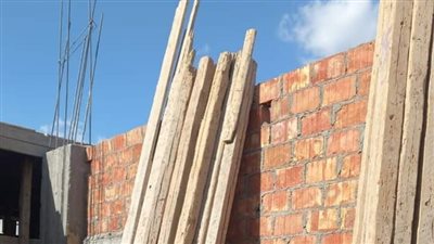 إيقاف أعمال بناء بدون ترخيص بقرية دندرة بقنا