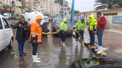   اخيرا بعد ايام عصيبة عاشها اهالى الاسكندرية سطوع الشمس وتوقف الثلج والرعب والامطار 