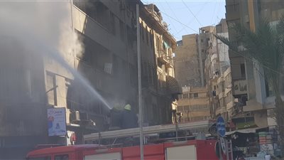 بالصور ..تفاصيل اندلاع النيران في ميدان العتبة