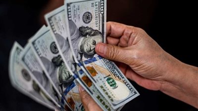 خبير اقتصادي يكشف سبب انهيار الدولار في السوق السوداء (فيديو)