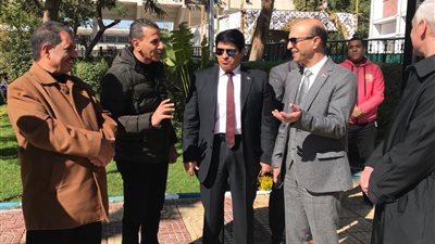 رئيس جامعة أسيوط يتفقد أعمال التطوير والتجديد بنادي الجامعة