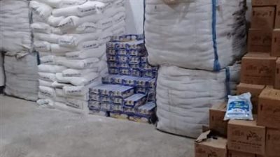 ضبط سلع غذائية مجهولة المصدر داخل مخزن بأبو كبير