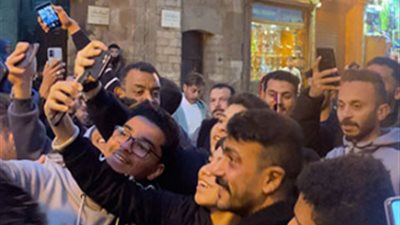 بنحبك يا عوضي.. الجمهور يلتف حول أحمد العوضي في كواليس 