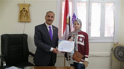 مدير تعليم دشنا يكرم طالبة صاحبة المركز الثامن جمهوريا بمسابقة أحسن صوت