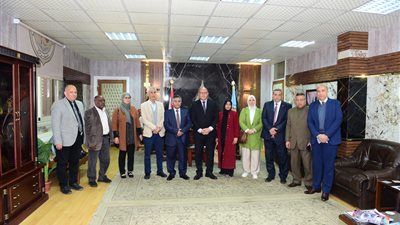 رئيس جامعة سوهاج يبحث مع وفد جامعة صبراتة الليبية التعاون الأكاديمي