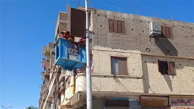 إزالة الإعلانات العشوائية وغير المرخصة بشارع الجمهورية فى قوص