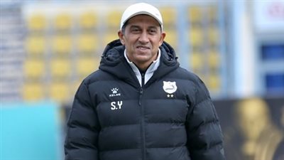 رئيس قطاع ناشئي إنبي يؤازر الفريق الأول في المران