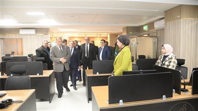 محافظ أسيوط ومدير المركز الوطني لتخطيط الأراضي يتفقدا مركز السيطرة الموحد بالديوان