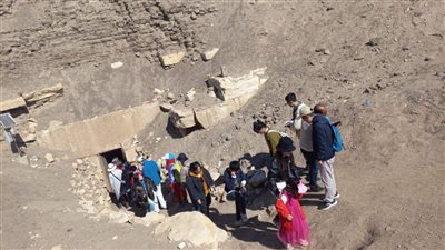 فوج سياحي من الصين يزور منطقة هرم هوارة الأثرية بالفيوم 