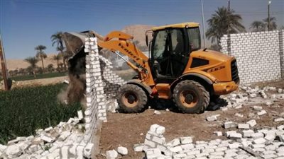 إزالة حالتى تعدي على الاراضي الزراعية بقرية أبو مناع بحري بدشنا