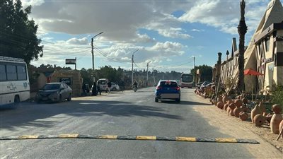 تركيب مطبات صناعية أمام قرية تونس السياحية بالفيوم 