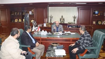 محافظ بني سويف يلتقي مسؤولى المشروعات اللوجستية