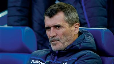 أسطورة مانشستر يونايتد يسخر من فان دايك