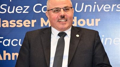 رئيس جامعة قناة السويس يدعم الطلاب المشاركين بالتصفيات النهائية 