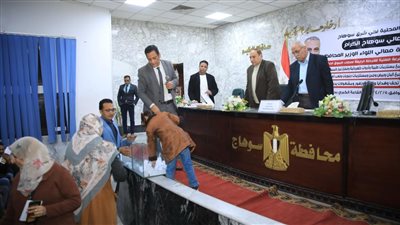 محافظ سوهاج يشهد إجراء القرعة العلنية لتأجير 18 محل تجاري