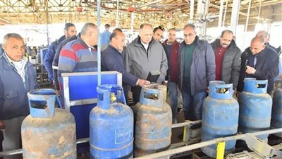 محافظ أسيوط يتفقد مصنع تعبئة إسطوانات البوتاجاز