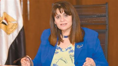 وزيرة الهجرة تحسم جدل إلزام المسافرين باستلام أموالهم بالجنيه بدلًا من الدولار