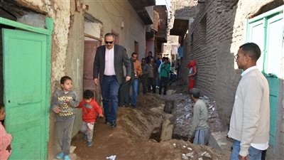 رئيس مياه الأقصر يتابع أعمال الوصلات المنزلية بقرية الرزيقات
