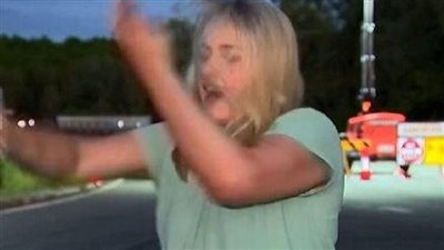 موقف حرج لمراسلة إخبارية على الهواء بسبب «بعوضة» (فيديو)