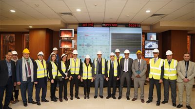 رئيس البنك الإسلامي للتنمية يزور محطة كهرباء غرب القاهرة