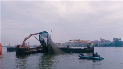 إزالة الأقفاص السمكية المخالفة على حرم النيل بالمحمودية