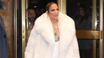 جينفر لوبيز جرئية بالأبيض والوردة تنقذها من فخ رانيا يوسف