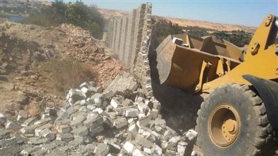  إزالة التعديات على الأراضي الزراعية بكوم أمبو في أسوان
