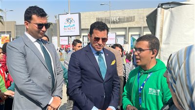 وزير الشباب والرياضة يشهد فعاليات قافلة الشباب والمناخ بمعرض القاهرة الدولي للكتاب