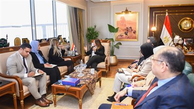 وزيرة الهجرة تبحث مع البنك المركزي التعاون في دعم جهود مجابهة الهجرة غير الشرعية