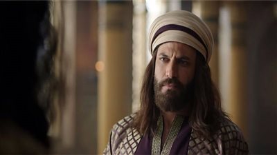 نيقولا معوض بلحية وشعر طويل فى 