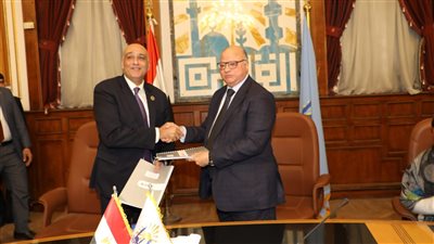 محافظ القاهرة: 43 مليون جنيه لتطوير منطقتى عزبة خيرالله والزاوية الحمراء 