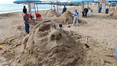 السياحة تنظم ورشة عمل لتعليم الأطفال فن النحت بشاطئ الإسكندرية 
