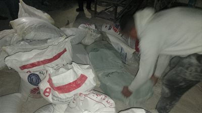 ضبط 149 شيكارة دقيق مدعم لبيعه بالسوق السواء في قرية ناهيا بكرداسة