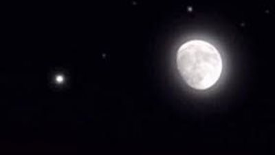 اقتران القمر مع الزهرة والمريخ في مشهد بديع .. الليلة 