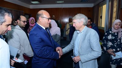 الخبير العالمي الدكتور”براين سمر لاد” يجري 8 عمليات جراحية بجامعي سوهاج